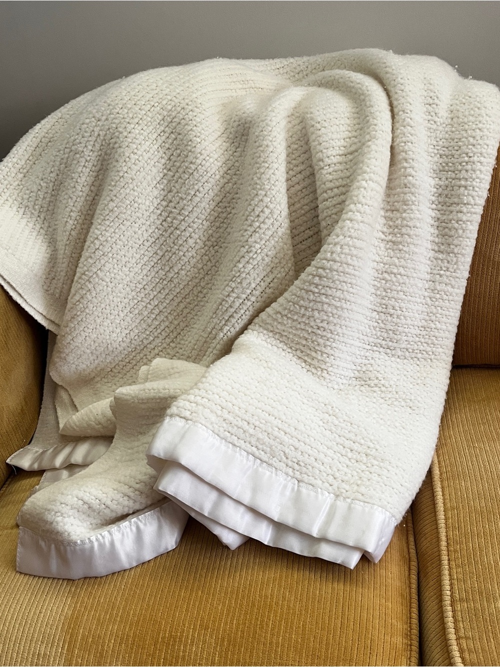 Vintage Twin Waffle Weave Thermal Blanket Cream Satin Trim Border cellular 80s